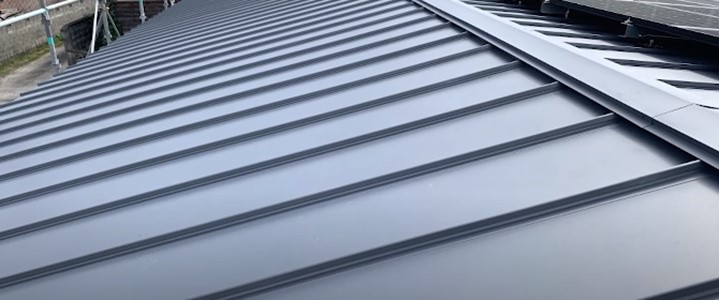 ガルバリウム鋼板の屋根は耐候性に優れている