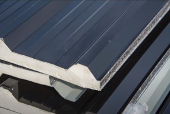 断熱材と一体化になったガルバリウム鋼板屋根
