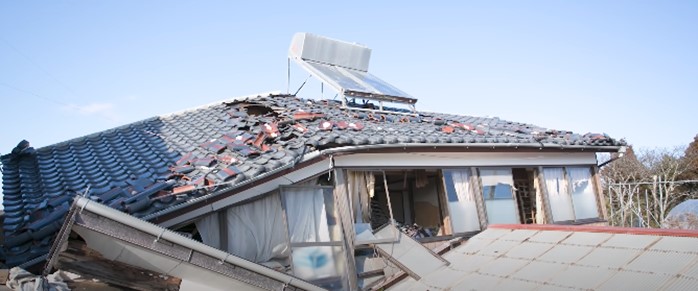 地震が起こった時に屋根が重いと、上から押しつぶされたように建物が壊れてしまう