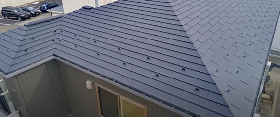 ガルバリウム鋼板の屋根は一枚の大きな素材で屋根を作るので、強風で飛ばされにくい
