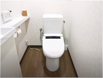 電気配線と水を使うための止水栓が目立つトイレ