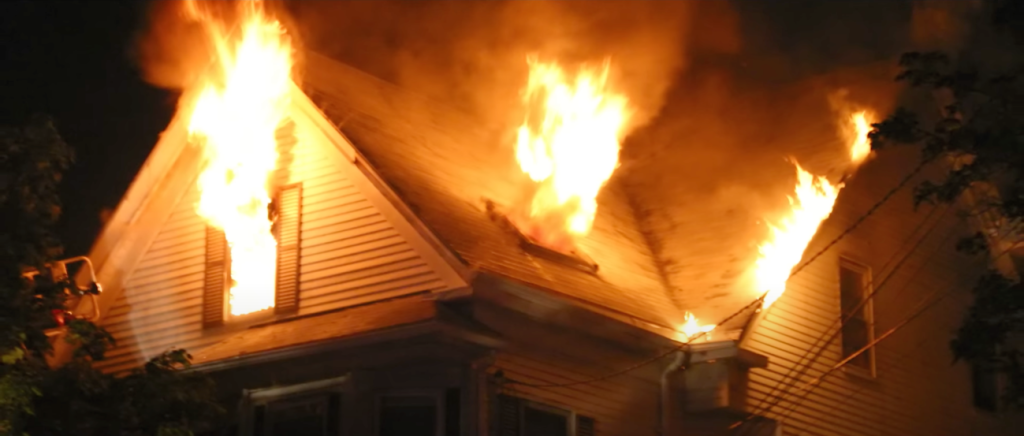 隣の家との距離が約3m離れている状態で隣の家が燃えてしまった場合、約800度から900度もの熱が自宅に襲いかかってくる