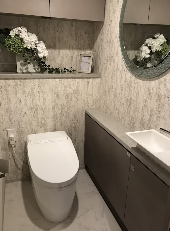 トイレの横を大体26cmくらい拡張すれば収納を確保しつつ、手洗いもつけることが可能