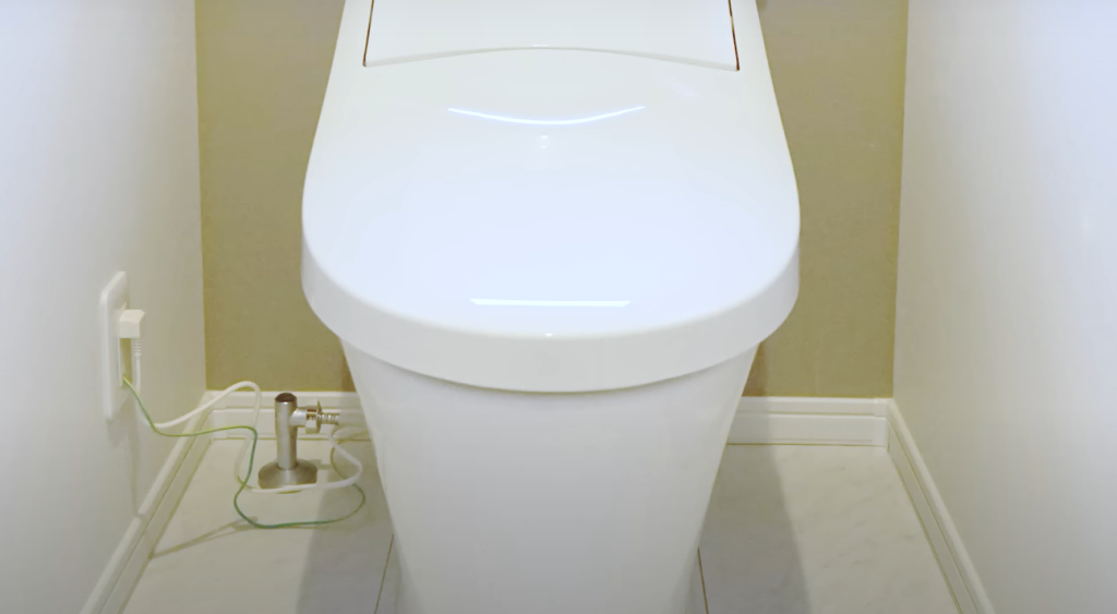 トイレの止水栓というのは、この床部分からニョキっと生えている銀色のもののことで、電源はトイレの便座を温めたりする時に使うもの