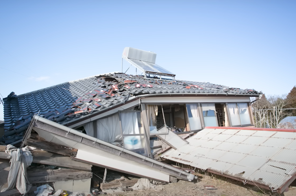 地震が起こった時に屋根が重いと上から押しつぶされたように建物は壊れてしまう