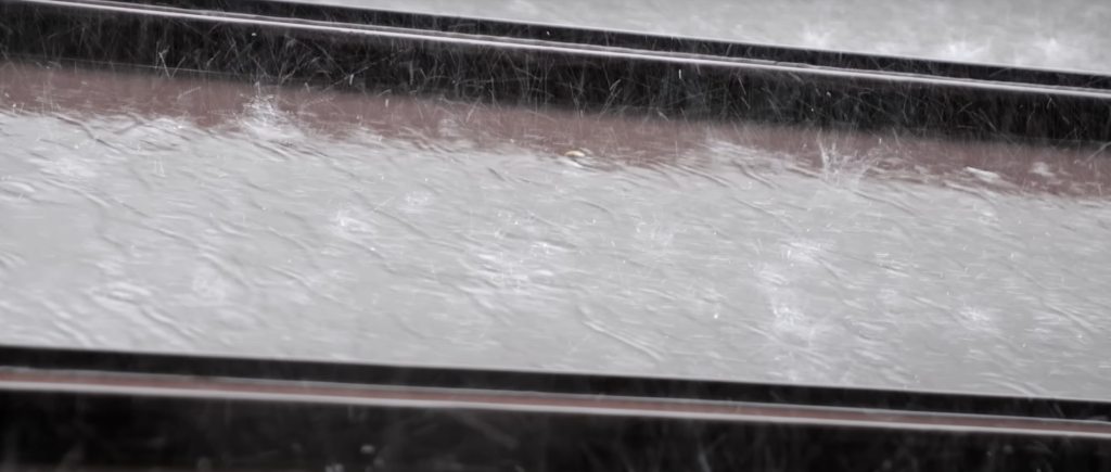 ガルバリウム鋼板は雨の音が少し響きやすい