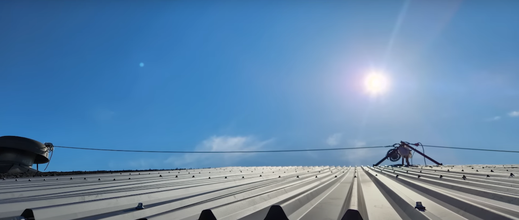 ガルバリウム鋼板は夏場の暑い日に屋根材の温度が上がるため、ぺこっと音が鳴るケースもある