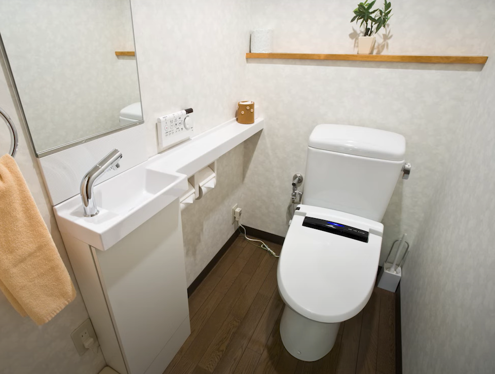 実際にトイレを座って使うときをイメージして、トイレットペーパーのホルダーの位置と収納スペースを決めましょう