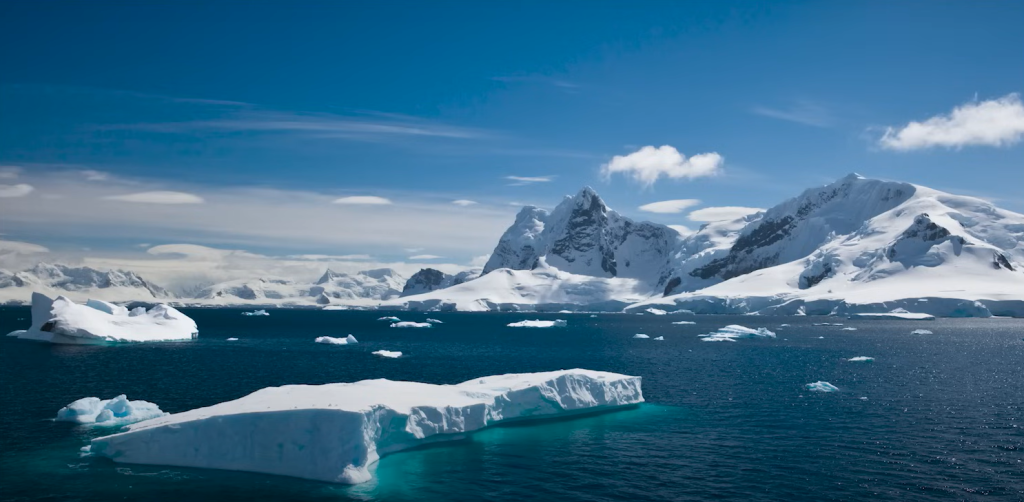 南極大陸は陸地の97%以上が平均2,300mものぶ厚い氷に覆われている大陸