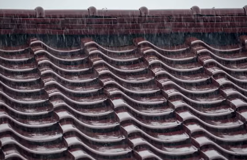 瓦屋根に雨が降る