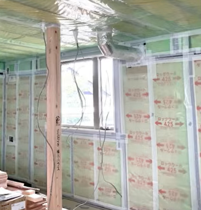 気密シートの重なり合いの部分に気密テープ