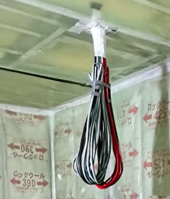 配管の束が1階の床下を貫通する形で施工