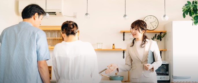 住宅展示場の営業担当者