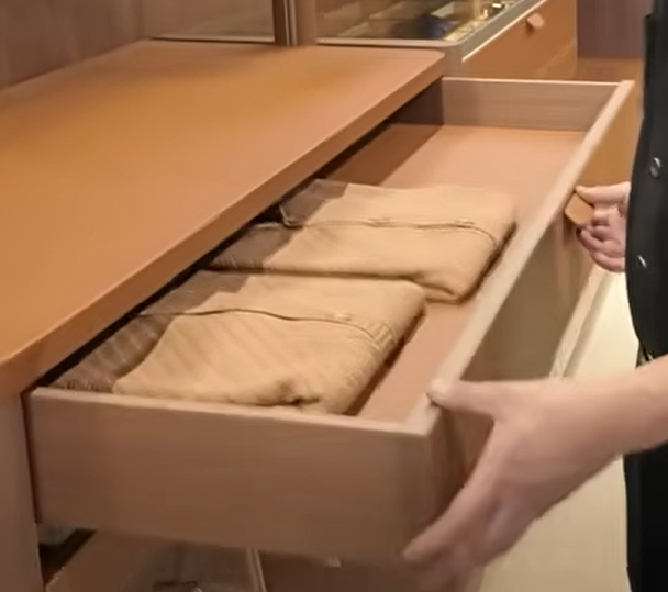 一部にオレンジの皮が使われている収納