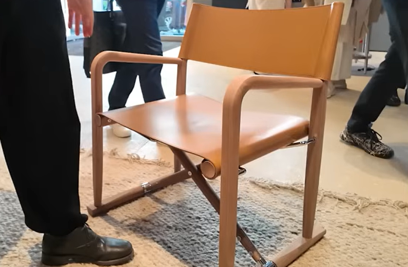 オレンジの皮が使われている椅子