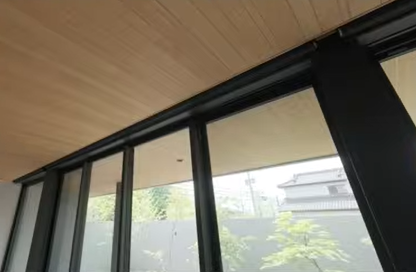 軒と天井の素材を統一して繋げる