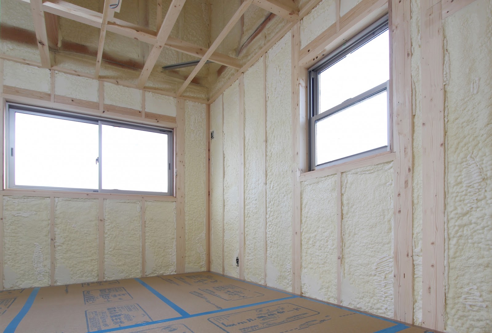 建築中の住宅の断熱材