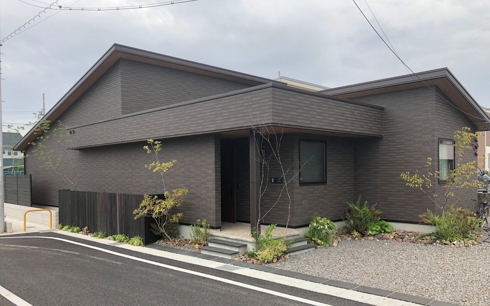 和モダンの平屋で深い軒があるデザイン重視な住まい②