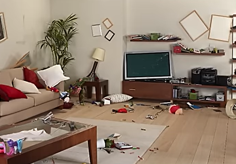 地震でめちゃくちゃになった部屋