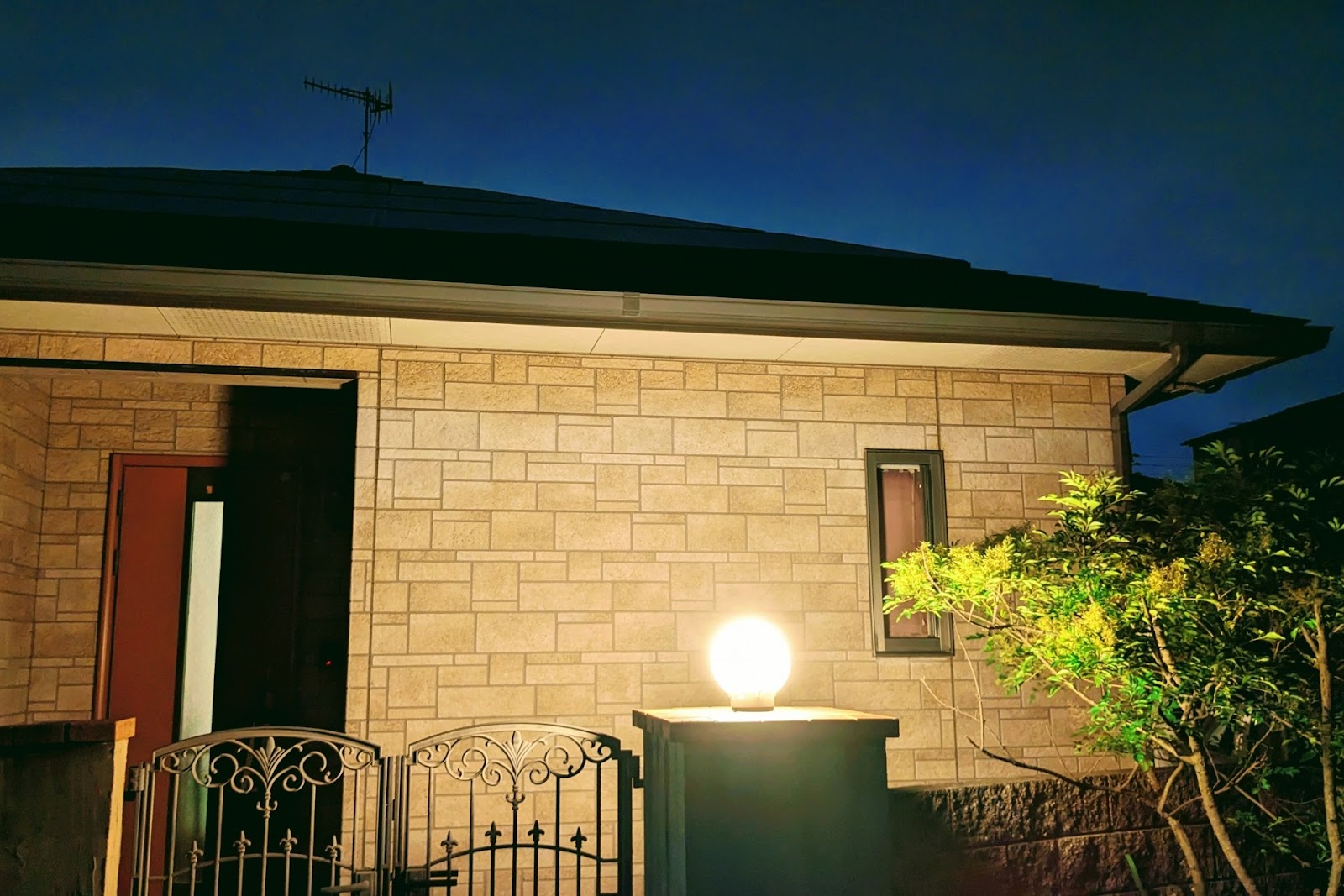 夜の注文住宅の玄関