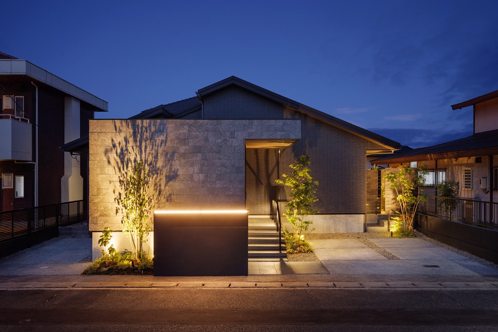 【33坪】閑静な住宅街に建つ、石貼りの外壁1