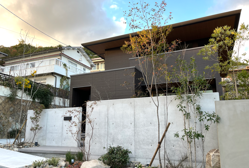 【37坪】シンプルモダンの2階建で深い軒がある開放的な住まい1