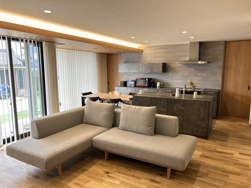 タイルの平屋で深い軒があるデザイン重視な住まい3