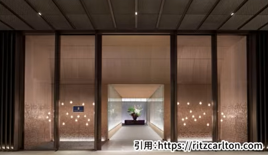福岡のリッツ・カールトンの入り口にある照明