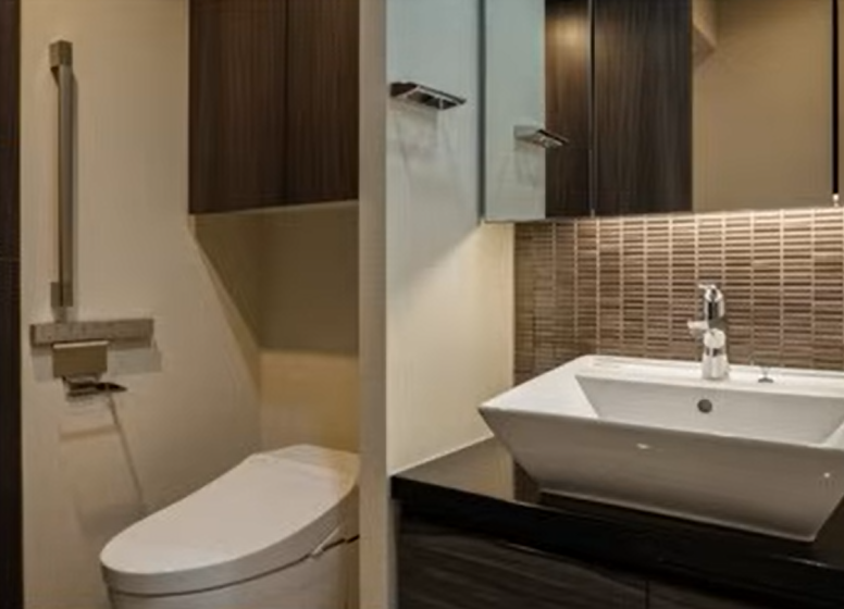 ペンダントライトが一灯だけの照度が落ちているトイレ