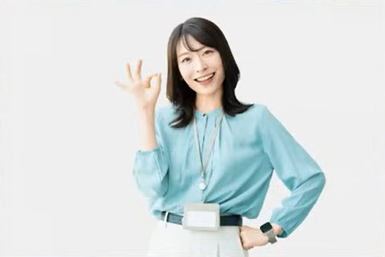 オッケーポーズをしている女性