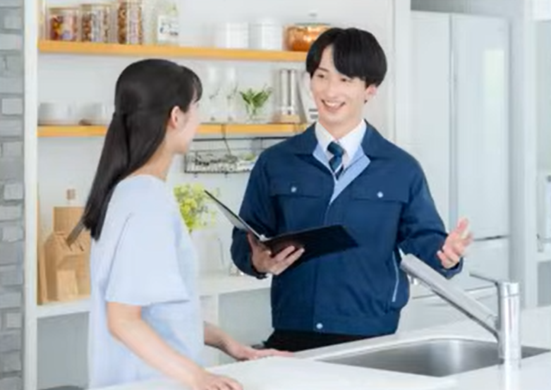 ハウスメーカーの設計士の男性と説明を受ける女性