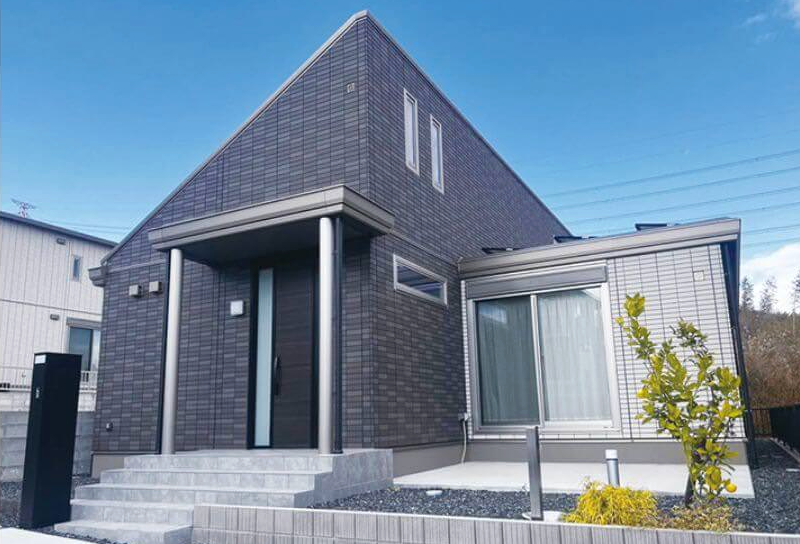 タイル調の外壁を使用したモダンの印象