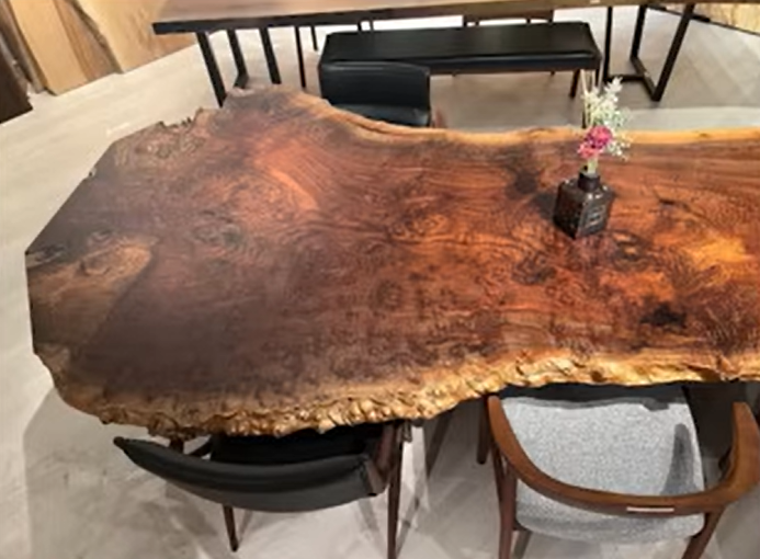 クラロウォールナットのテーブル