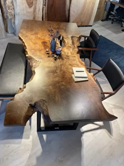 バストゥーンウォールナットのテーブル