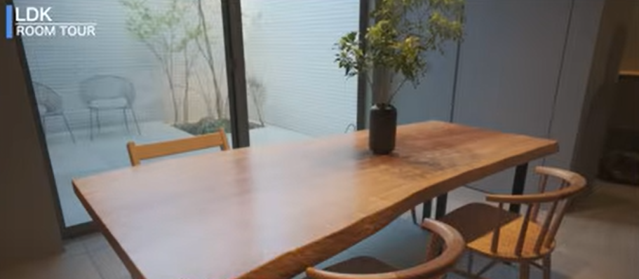 一枚板のテーブルがあるダイニング