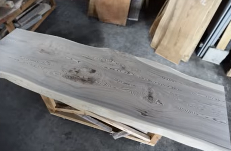 グレーっぽい色の神代木