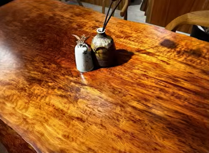 独特な模様が入り光るテーブル