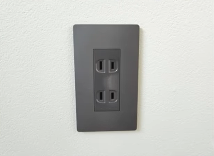 黒いコンセント