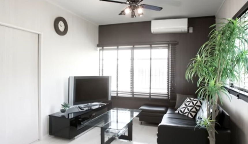 黒い素材を点在させた空間