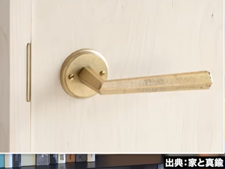 真鍮製の扉の建具のレバー