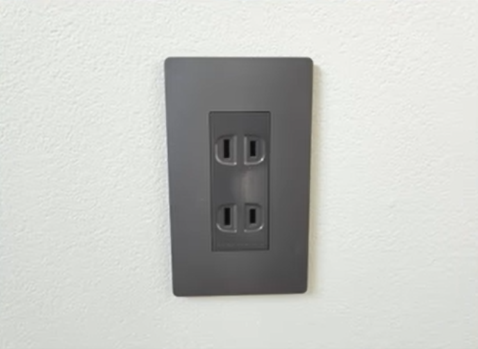 黒いコンセント