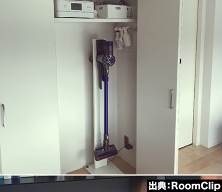 収納の中にコードレスの掃除機の充電基地