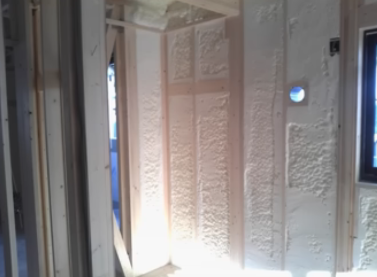 吹き付け系の断熱材