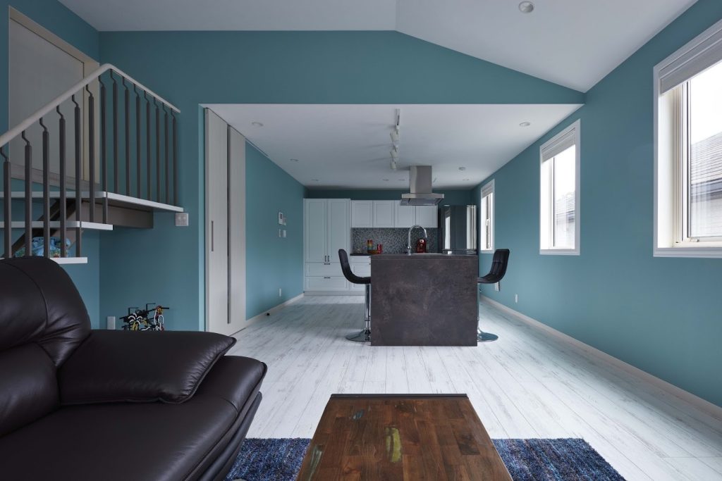 ターコイズカラーの二世帯住宅