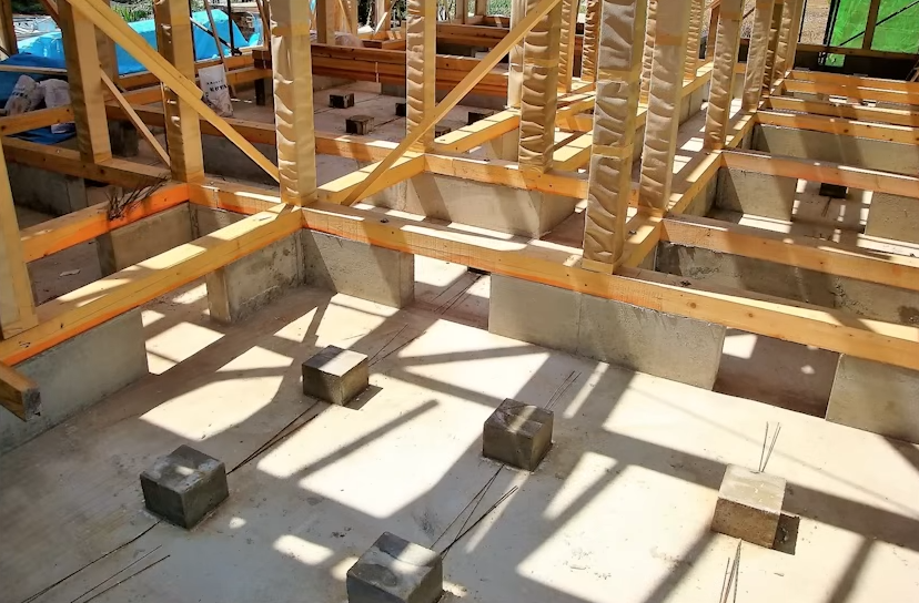 基礎を立ち上げて柱や壁をその上に設置