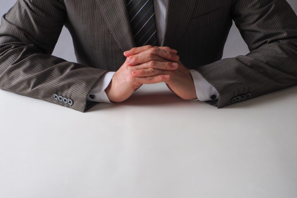 契約を急かす営業マン