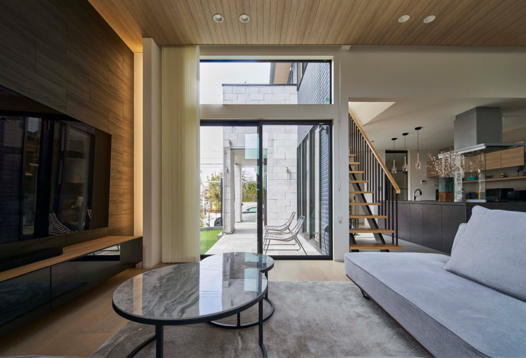 【43坪】中庭を囲むアイランドキッチンと高天井が演出する非日常感1