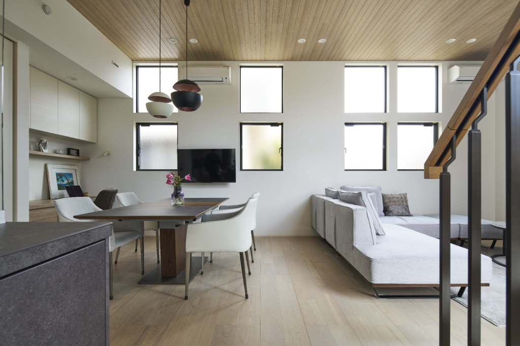 【43坪】中庭を囲むアイランドキッチンと高天井が演出する非日常感2