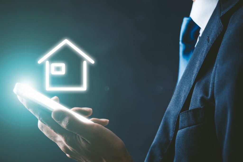 電話する注文住宅の営業マン