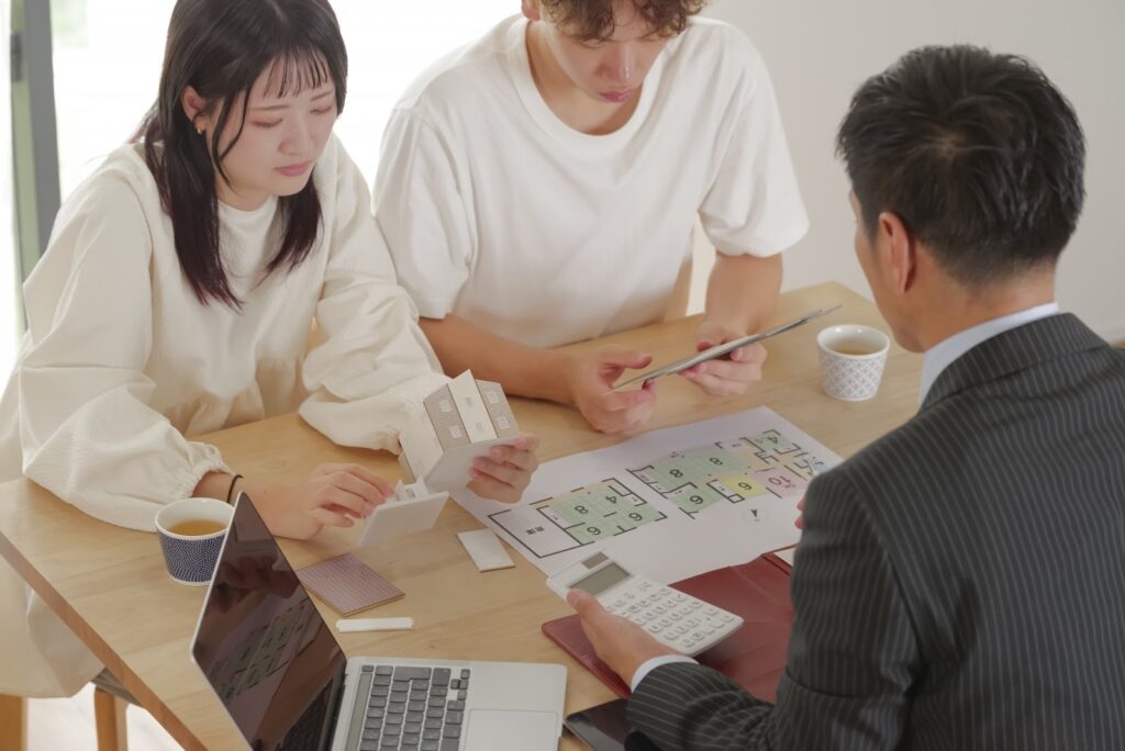 ハウスメーカーの営業を受ける夫婦